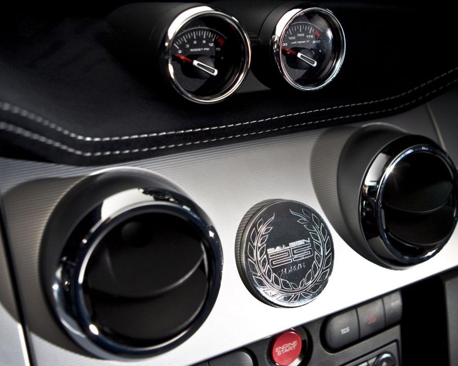 Детали интерьера Saleen SA25 Sterling Edition 2008 года  (фото 5 из 17)